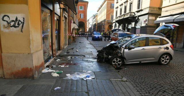 Quatro pessoas lutam pela vida depois que motorista atropela pedestres Sangue é visto próximo a um carro destruído em uma rua de Modena, Itália, sábado, 16 de maio de 2026.