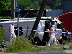 Quatro pessoas morrem após colisão de microônibus com trem na Bélgica Quatro pessoas morrem após colisão de microônibus com trem na Bélgica
