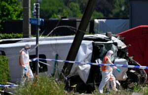 Quatro pessoas morrem após colisão de microônibus com trem na Bélgica Quatro pessoas morrem após colisão de microônibus com trem na Bélgica