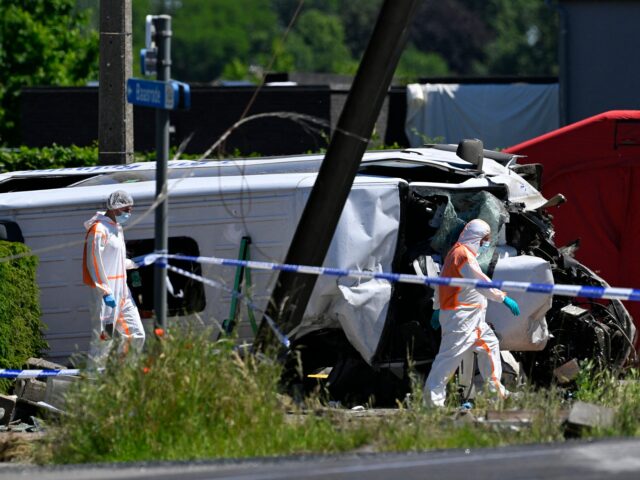 Quatro pessoas morrem após colisão de microônibus com trem na Bélgica
