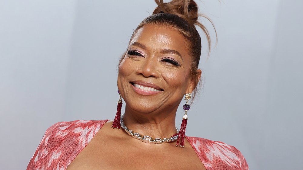 Queen Latifah sobre sediar o American Music Awards, lançar novas músicas este ano e ser fã de Taylor Swift: 'Ela faz músicas realmente ótimas e cativantes que amamos'