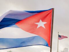 Quem é Adys Lastres Morera? Titular do Green Card é preso pelo ICE por causa de laços com Cuba The Cuban national flag is seen during a protest in front of the U.S. Embassy in Havana on January 16, 2026.