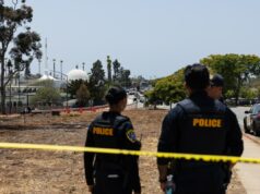 Quem é Caim Clark? Adolescente nomeado entre suspeitos de tiroteio na mesquita de San Diego Police respond to a reported active shooter at the Islamic Center of San Diego in San Diego, California, on May 18, 2026.