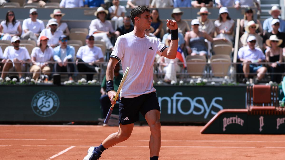 Quem é Juan Manuel Cerundolo, o argentino não-campeão que venceu Jannik Sinner no Aberto da França de 2026?