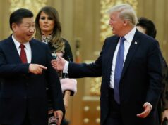 Quem está viajando com Trump para a China? E o que isso mostra sobre as prioridades dos EUA President Donald Trump boards Air Force One at Beijing Airport in China on November 10, 2017, to travel to Danang, Vietnam, during a five-country Asian trip. (AP Photo/Andrew Harnik)