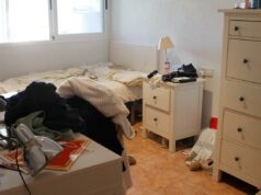 Querida Abby: A casa bagunçada do meu filho me deixa muito desconfortável para visitá-lo Um casal discutindo, um homem conversando com uma mulher que gesticula enfaticamente com as mãos.