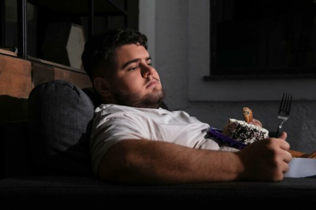 Querida Abby: Quero que meu filho seja saudável, mas ele come compulsivamente para lidar com a depressão
