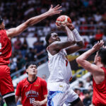 Faça chuva ou faça sol Jaylen Johnson, do Elasto Painters, durante um jogo contra Barangay Ginebra Gin Kings nas semifinais da PBA Commissioner's Cup de 2026