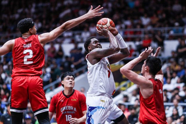 Rain or Shine procura finalmente superar o obstáculo para a Faça chuva ou faça sol Jaylen Johnson, do Elasto Painters, durante um jogo contra Barangay Ginebra Gin Kings nas semifinais da PBA Commissioner's Cup de 2026