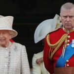 O ex-príncipe Andrew em uniforme militar com sua mãe, a rainha Elizabeth II, no Trooping the Color em 2019, antes de ser destituído de seus títulos.