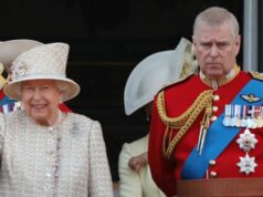 Rainha pressionou para que Andrew fosse nomeado enviado comercial do Reino Unido, revelam documentos O ex-príncipe Andrew em uniforme militar com sua mãe, a rainha Elizabeth II, no Trooping the Color em 2019, antes de ser destituído de seus títulos.