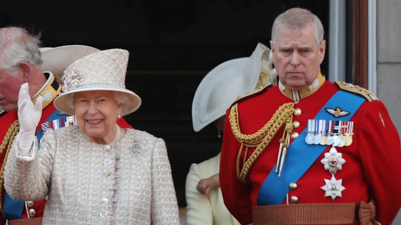 O ex-príncipe Andrew em uniforme militar com sua mãe, a rainha Elizabeth II, no Trooping the Color em 2019, antes de ser destituído de seus títulos.