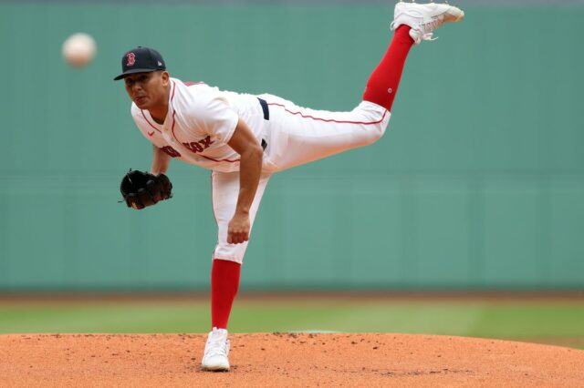 O arremessador inicial Ranger Suarez #55 lança contra o Houston Astros durante o primeiro inning no Fenway Park.