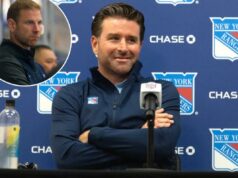 Rangers demitem o técnico do Wolf Pack em grande mudança na AHL O GM do New York Rangers, Chris Drury, sorrindo durante uma coletiva de imprensa.