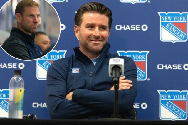 O GM do New York Rangers, Chris Drury, sorrindo durante uma coletiva de imprensa.