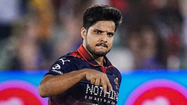 Rasikh Salam tira o primeiro sangue; SRH atinge 116 corridas em 10 saldos contra RCB
