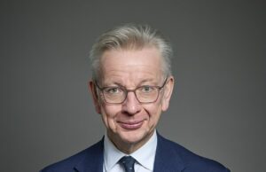 Reação contra a ‘traição’ do Brexit: Lord Gove critica Streeting e Burnham enquanto Kemi diz que ‘os palhaços trabalhistas não podiam negociar com a UE’ Ontem à noite, Lord Gove – um dos arquitectos do Brexit – disse que qualquer movimento para voltar a aderir seria uma “traição”