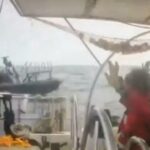 Esta captura de imagens de CCTV mostra ativistas a bordo de um barco de flotilha com as mãos para cima enquanto um barco se aproxima de um dos mais de 50 navios que partiram do porto de Marmaris, na Turquia, na semana passada.