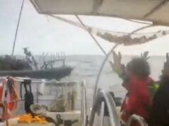 ‘Realmente aterrorizante’: Famílias no escuro enquanto Israel destrói australianos na flotilha de ajuda a Gaza Esta captura de imagens de CCTV mostra ativistas a bordo de um barco de flotilha com as mãos para cima enquanto um barco se aproxima de um dos mais de 50 navios que partiram do porto de Marmaris, na Turquia, na semana passada.