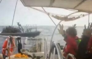 ‘Realmente aterrorizante’: Famílias no escuro enquanto Israel destrói australianos na flotilha de ajuda a Gaza Esta captura de imagens de CCTV mostra ativistas a bordo de um barco de flotilha com as mãos para cima enquanto um barco se aproxima de um dos mais de 50 navios que partiram do porto de Marmaris, na Turquia, na semana passada.