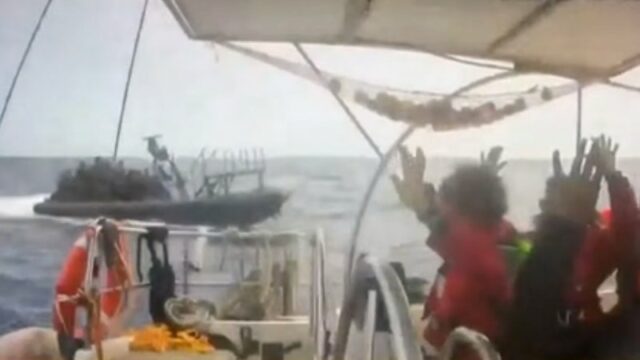 Esta captura de imagens de CCTV mostra ativistas a bordo de um barco de flotilha com as mãos para cima enquanto um barco se aproxima de um dos mais de 50 navios que partiram do porto de Marmaris, na Turquia, na semana passada.