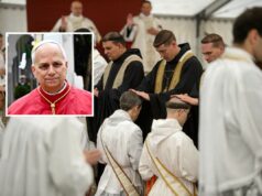 Rebeldes católicos que enfrentam excomunhão “preferem morrer” a mudar New priests receive the benediction during an ordination mass of the breakaway fundamentalist Roman Catholic Society of St Pius X in Econe, western Switzerland on June 28, 2013, and (inset) Pope Leo XIV greets the crowd as he leaves after presiding over a mass at San Pancrazio cathedral in Albano Laziale, Italy, on July 20, 2025.