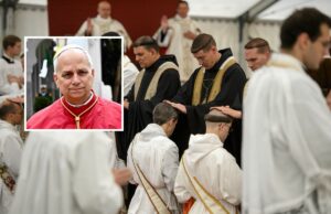 Rebeldes católicos que enfrentam excomunhão “preferem morrer” a mudar New priests receive the benediction during an ordination mass of the breakaway fundamentalist Roman Catholic Society of St Pius X in Econe, western Switzerland on June 28, 2013, and (inset) Pope Leo XIV greets the crowd as he leaves after presiding over a mass at San Pancrazio cathedral in Albano Laziale, Italy, on July 20, 2025.