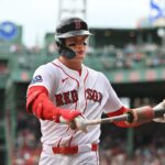 O Boston Red Sox designou o rebatedor Roman Anthony (19) se aquecendo antes de rebater contra o Houston Astros.