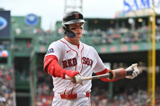O Boston Red Sox designou o rebatedor Roman Anthony (19) se aquecendo antes de rebater contra o Houston Astros.
