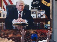 ‘Rededicar nossa nação de volta a Deus’: manifestação de oração apoiada por Trump é realizada para os verdadeiros crentes Uma pessoa adora enquanto uma mensagem de vídeo gravada do presidente Donald Trump é reproduzida no Rededicate 250.