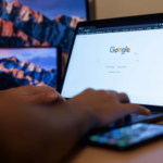 Pessoa que usa a pesquisa do Google em um laptop em meio à investigação da CFTC sobre supostas negociações com informações privilegiadas da Polymarket envolvendo dados do Google Year in Search.