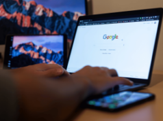 Reguladores acusam engenheiro do Google de lucrar com esquema de uso de informações privilegiadas da Polymarket Pessoa que usa a pesquisa do Google em um laptop em meio à investigação da CFTC sobre supostas negociações com informações privilegiadas da Polymarket envolvendo dados do Google Year in Search.
