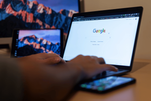 Pessoa que usa a pesquisa do Google em um laptop em meio à investigação da CFTC sobre supostas negociações com informações privilegiadas da Polymarket envolvendo dados do Google Year in Search.