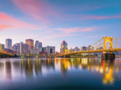 Reguladores da Pensilvânia aprovam US$ 180 mil em multas de jogos enquanto expandem listas de exclusão involuntária Horizonte de Pittsburgh ao pôr do sol com pontes amarelas iluminadas refletindo sobre o rio Allegheny, no centro da Pensilvânia. Reguladores da Pensilvânia aprovam US$ 180 mil em multas de jogos enquanto expandem listas de exclusão involuntária
