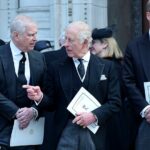 Andrew Mountbatten-Windsor, o rei Charles e o príncipe William comparecem ao funeral da duquesa de Kent na Catedral de Westminster em setembro do ano passado