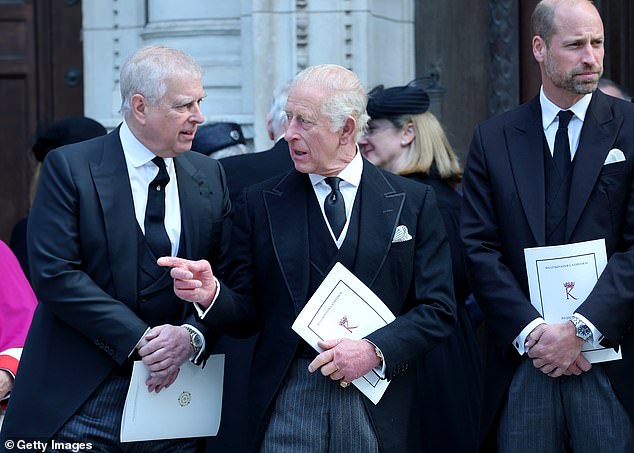 Rei Charles despreza o irmão Andrew enquanto estava em Sandringham Andrew Mountbatten-Windsor, o rei Charles e o príncipe William comparecem ao funeral da duquesa de Kent na Catedral de Westminster em setembro do ano passado