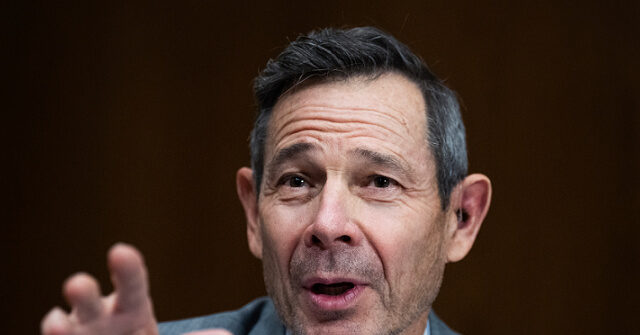 Relatório: O senador John Curtis, considerando a candidatura a governador de Utah, faz um retiro de meditação enquanto protela a Lei SAVE