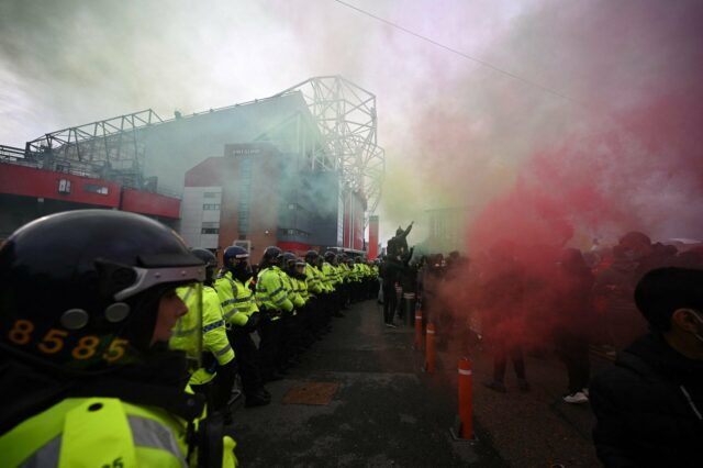 Relembrando o protesto de Old Trafford em 2021 que paralisou Man Utd x Liverpool
