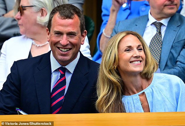 O filho da princesa Anne, Peter Phillips, e a enfermeira do NHS Harriet Sperling, retratados no camarote real da quadra central de Wimbledon no ano passado, se casarão no próximo fim de semana