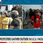 Repórter da Fox News é considerado uma 'vadia nazista' por manifestante enquanto cobria manifestação nas instalações do ICE | Vídeo