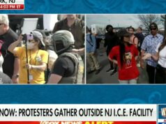 Repórter da Fox News é considerado uma ‘vadia nazista’ por manifestante enquanto cobria manifestação nas instalações do ICE | Vídeo Repórter da Fox News é considerado uma 'vadia nazista' por manifestante enquanto cobria manifestação nas instalações do ICE | Vídeo