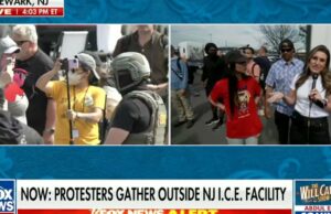 Repórter da Fox News é considerado uma ‘vadia nazista’ por manifestante enquanto cobria manifestação nas instalações do ICE | Vídeo Repórter da Fox News é considerado uma 'vadia nazista' por manifestante enquanto cobria manifestação nas instalações do ICE | Vídeo