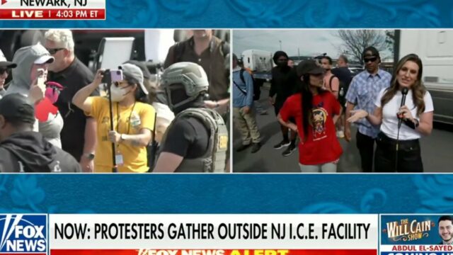 Repórter da Fox News é considerado uma 'vadia nazista' por Repórter da Fox News é considerado uma 'vadia nazista' por manifestante enquanto cobria manifestação nas instalações do ICE | Vídeo