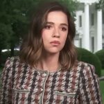 Julie Tsirkin, correspondente da NBC News no Capitólio, estava no ar perto do gramado da Casa Branca quando balas soaram na noite de sábado em Washington DC. Sua reação calma se tornou viral desde então