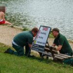 Repressão aos caçadores de sol 'egoístas': os guardas florestais de Hampstead Heath instalam placas de 'proibido nadar' depois que multidões ignoram a proibição de lagos de pássaros para dar um mergulho durante a onda de calor