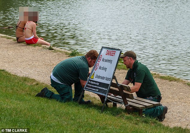 Repressão aos caçadores de sol 'egoístas': os guardas florestais de Repressão aos caçadores de sol 'egoístas': os guardas florestais de Hampstead Heath instalam placas de 'proibido nadar' depois que multidões ignoram a proibição de lagos de pássaros para dar um mergulho durante a onda de calor