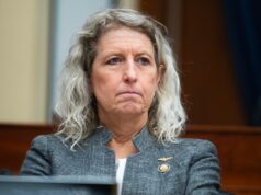Republicano enfrenta apelos para renunciar devido à observação de ‘colheita de algodão’ do apresentador de rádio Jen Kiggans attends the House Armed Services Committee hearing titled
