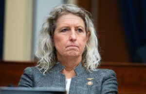 Republicano enfrenta apelos para renunciar devido à observação de ‘colheita de algodão’ do apresentador de rádio Jen Kiggans attends the House Armed Services Committee hearing titled