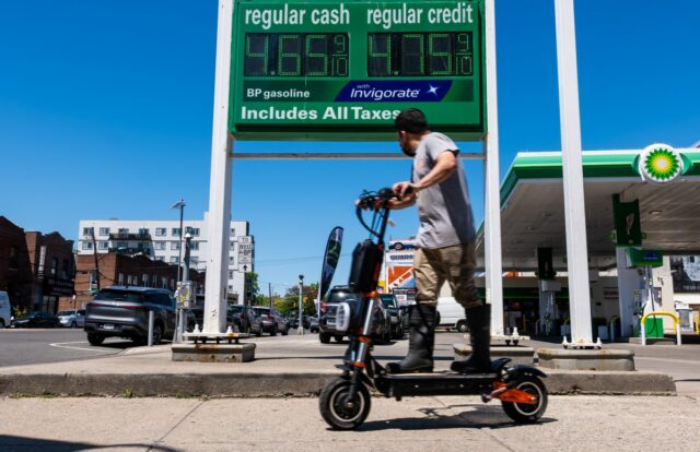 Republicanos votam para diluir o gás à medida que os Gas prices are displayed in Brighton Beach in Brooklyn on May 12, 2026, in New York City.