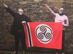 Restaurar a Grã-Bretanha reintegra membro demitido que posou fazer a saudação nazista após reação furiosa de apoiadores da extrema direita James Munro (à esquerda) defendeu a foto alegando que era uma “época diferente” quando ele posou há menos de dez anos
